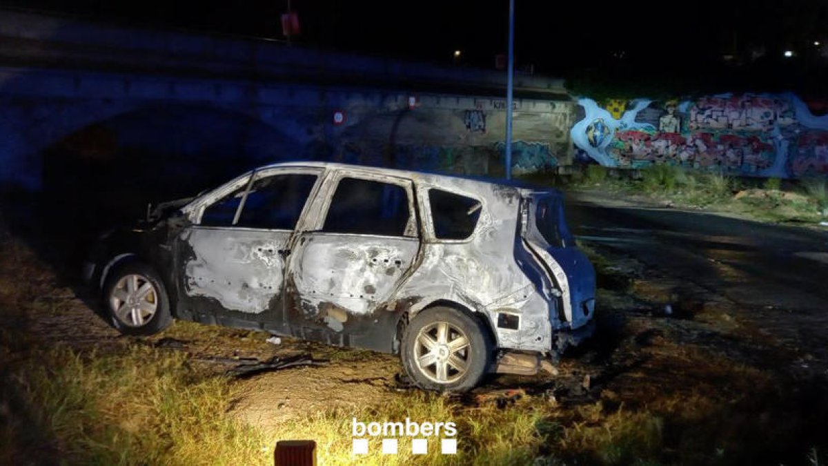 Imagen del vehículo incendiado.