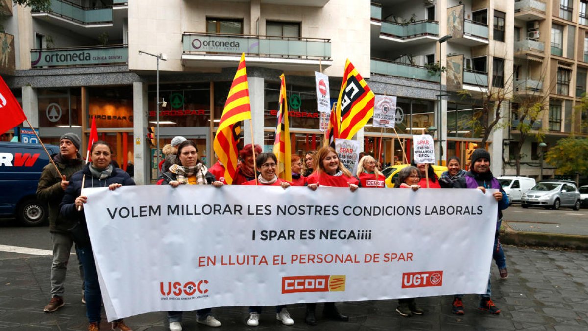 Imagen de los trabajadores de Fragadis ante un supermercado Spar de la cadena en la Rambla Nova.