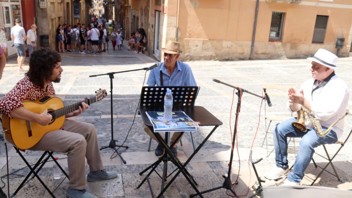 Membres de La Garrotina, amb Joan Reyes al centre, han interpretat uns quants garrotins a la plaça de les Cols.