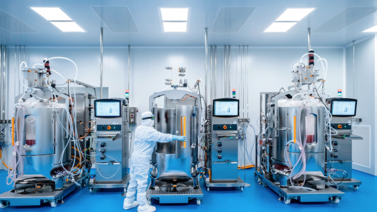 Un tècnic amb bioreactors dins les instal·lacions de la farmacèutica Hipra d'Amer.
