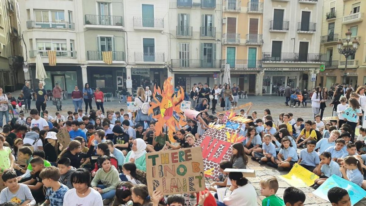 Els alumnes celebrant el Dia Contra el Canvi Climàtic.