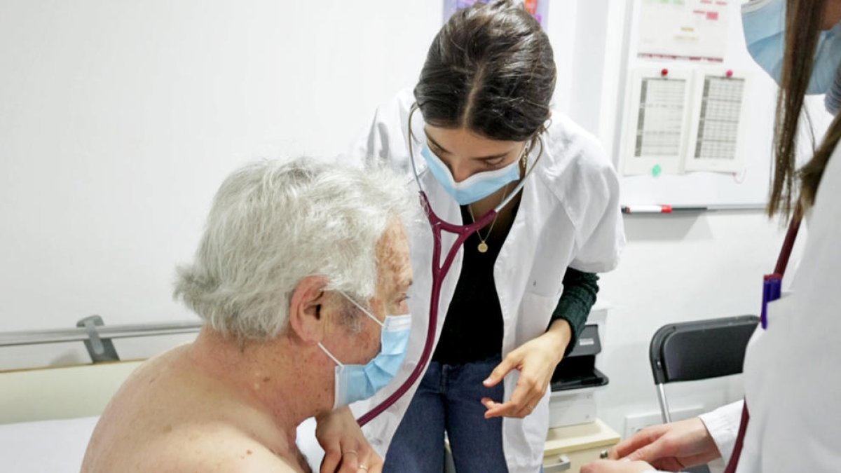 Un paciente de la unidad de Cardiología del Hospital de Bellvitge.