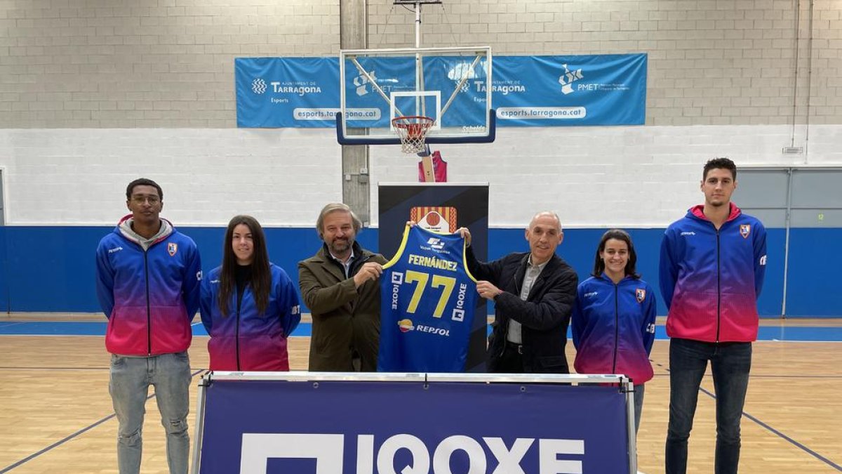 El presidente del CBT Jacint Rodríguez y el director general de IQOXE, Javier de Benito, junto con los jugadores Carla Ruiz, Yasmina Velasco, Kristian Mendes y Marc Buscail.