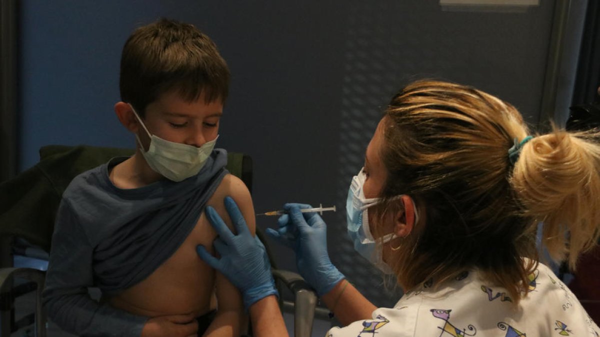 Un nen posant-se el vaccí contra la covid-19 a Girona.