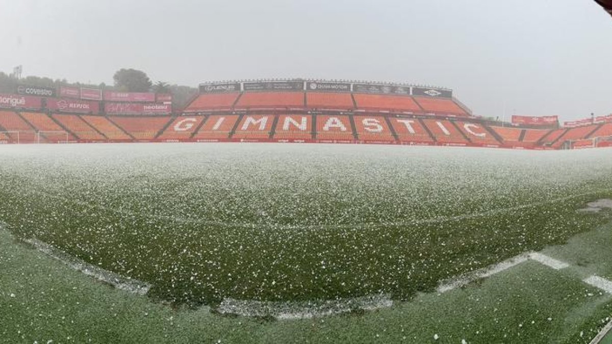 La gespa del Nou Estadi ha quedat completament blanca