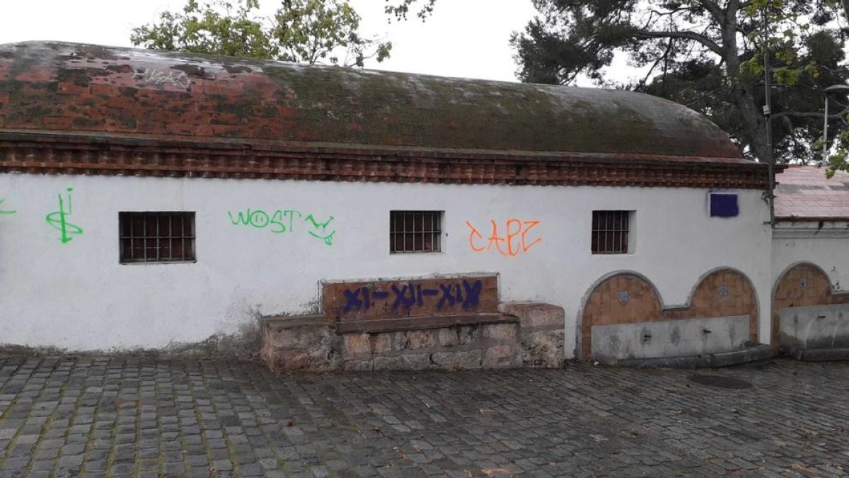 Imagen de diferentes grafitis en las paredes del antiguo repartidor de aguas.