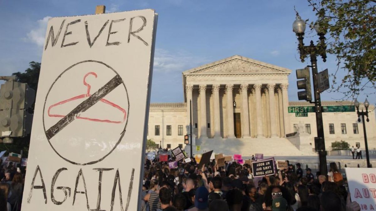 Activistas en defensa del derecho al aborto se concentran frente al Tribunal Supremo, en Washington.
