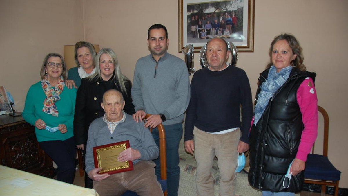 Isidoro amb la seva família durant la visita de l'alcalde i la regidora.