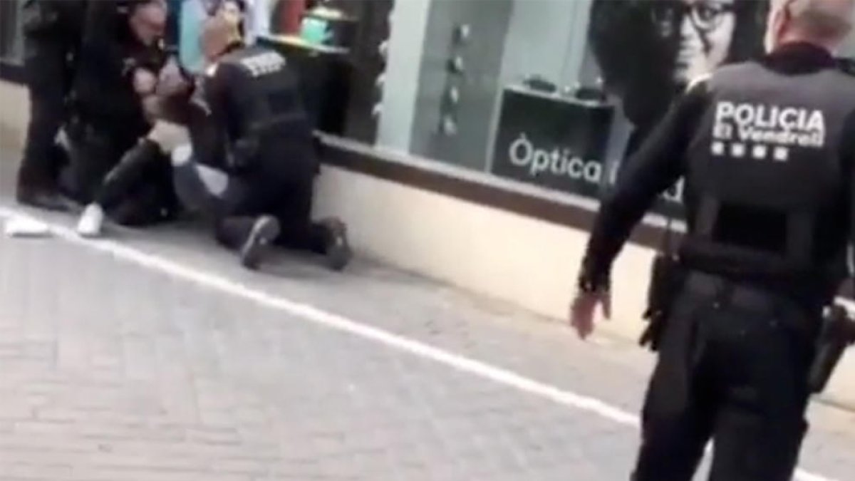 Captura del vídeo de la detención de uno de los jóvenes en el Vendrell.