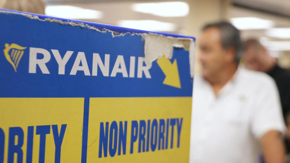 Viatgers de Ryanair aquest dilluns a l'aeroport del Prat.
