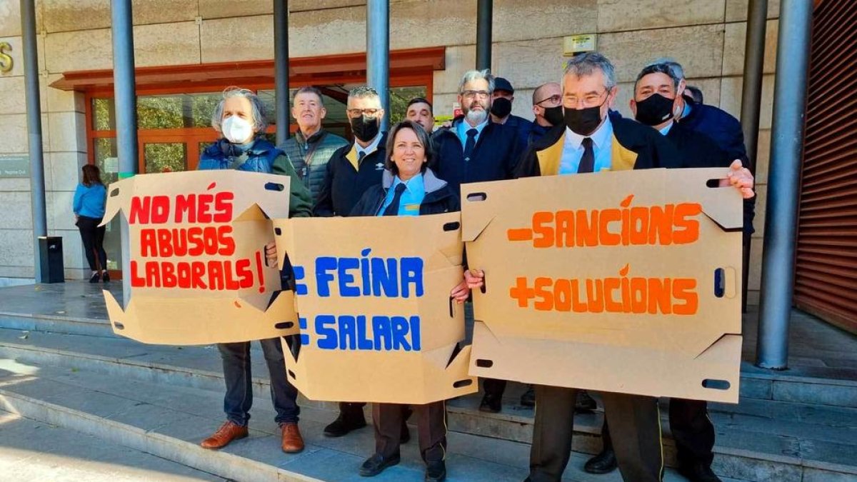 Una protesta de los trabajadores ante los Juzgados de Reus.