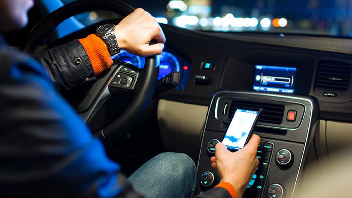 La nova Llei de Trànsit pretén reduir la mortalitat a les carreteres evitant l'ús de dispositius mòbils durant la circulació.