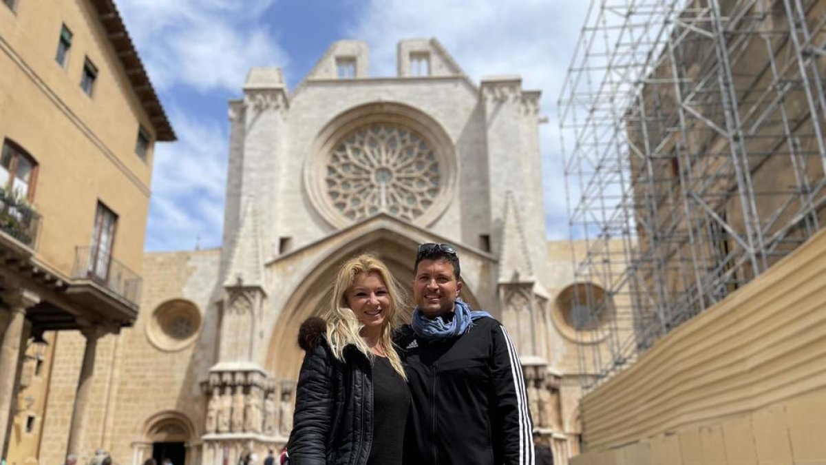 Imatge de Roberta Iovine i Darío P., turistes italians a Tarragona, davant la Catedral de Santa Tecla.