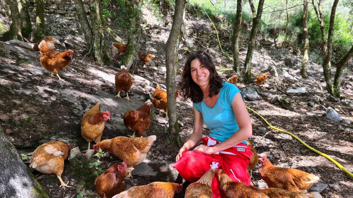 Núria Padrós, rodeada de gallinas ponedoras.