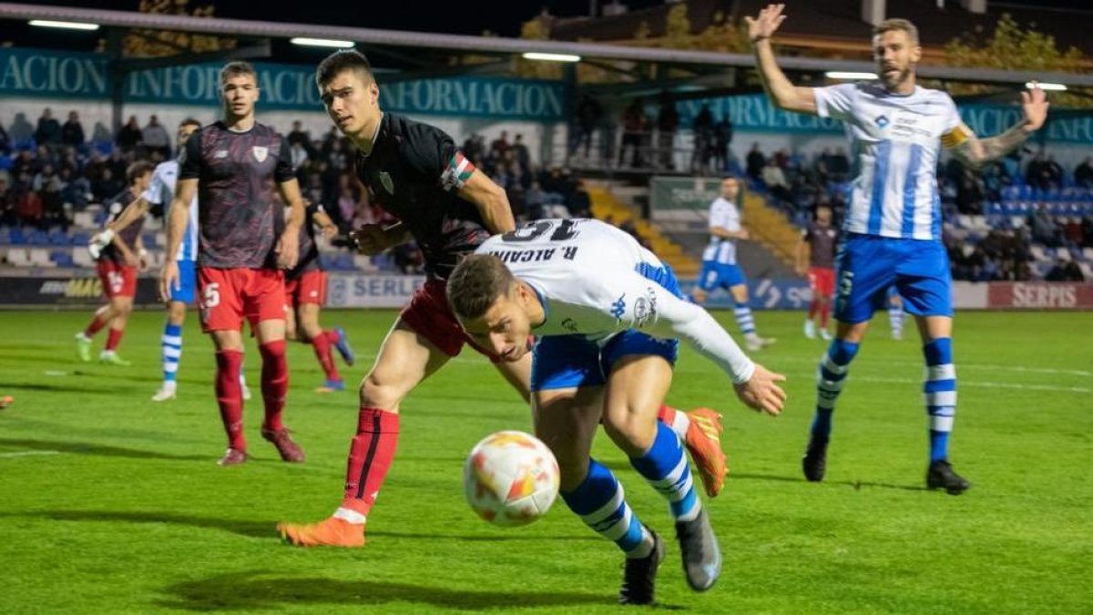 Raúl Alcaina, màxim golejador de l'Alcoyano, no podrà jugar el partit de diumenge per sanció.