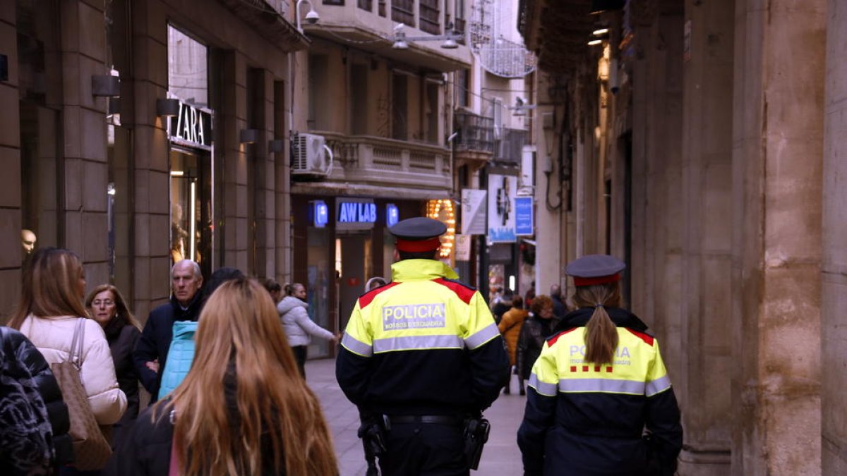 Mossos patrullant per l'Eix Comercial de Lleida.