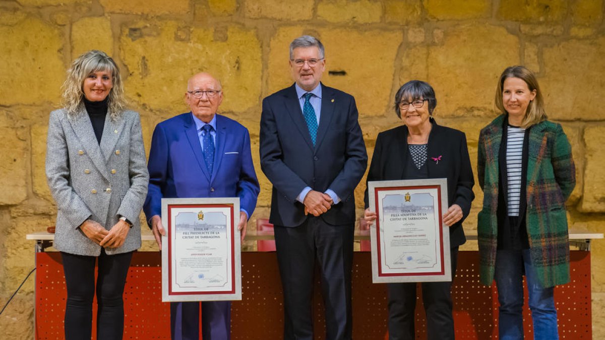 Els dos premiats, amb les conselleres López i Solé i l'alcalde.