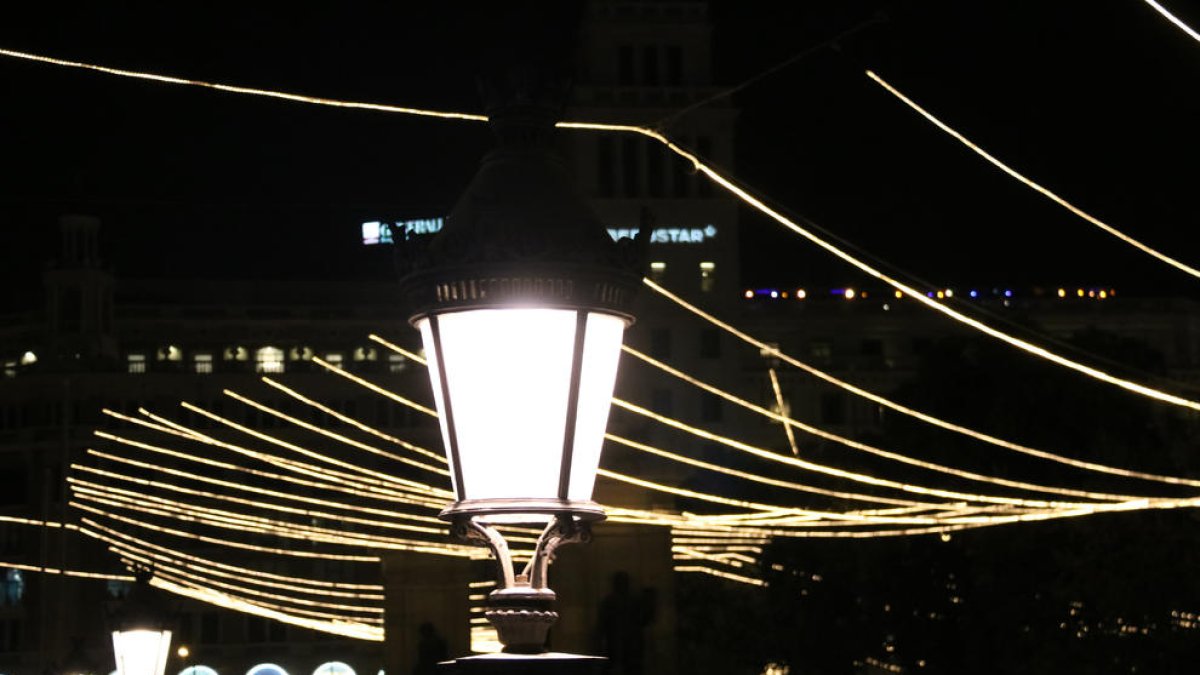 Un detall de l'enllumenat de Nadal de Barcelona.