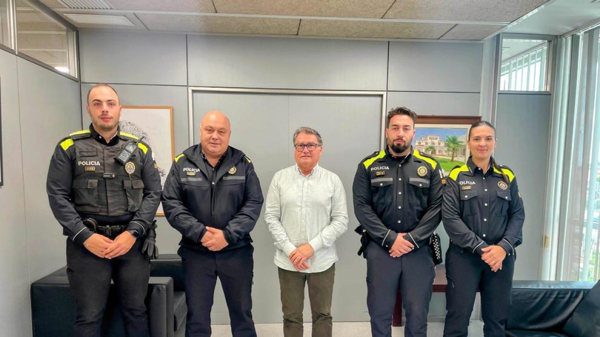 Els nous agents i el cap de la Policia Local, Antonio Gómez, es van reunir amb l'alcalde Pere Virgili.