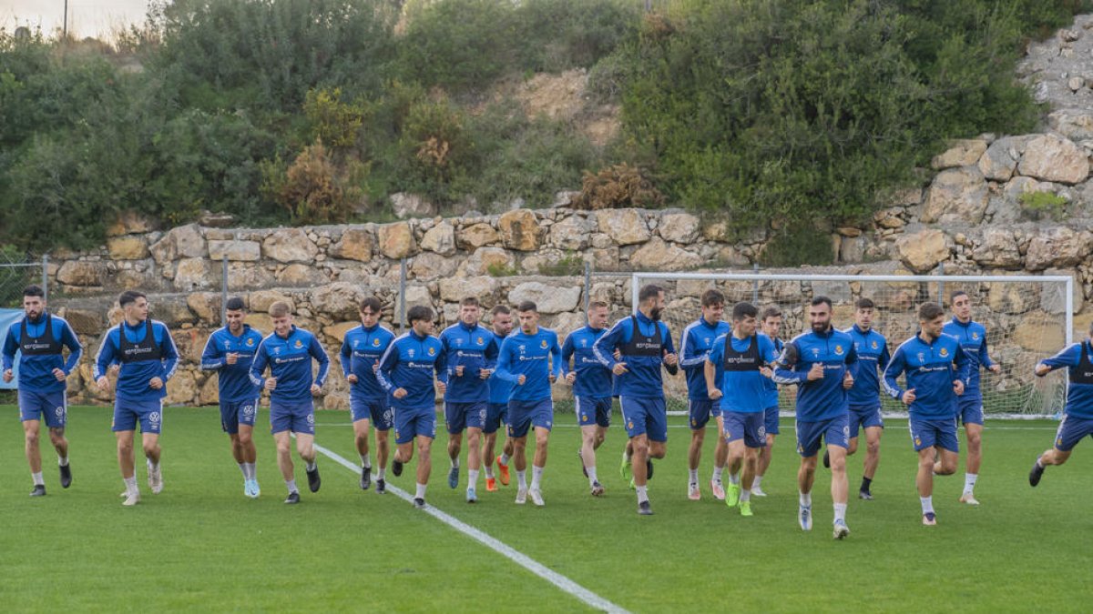 Los jugadores del Nàstic en el primer entrenamiento después de las vacaciones de Navidad.