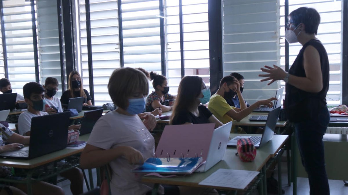 Plano abierto de una profesora dirigiéndose a los alumnos el primer día de clase en el instituto Sòl de Riu de Alcanar.