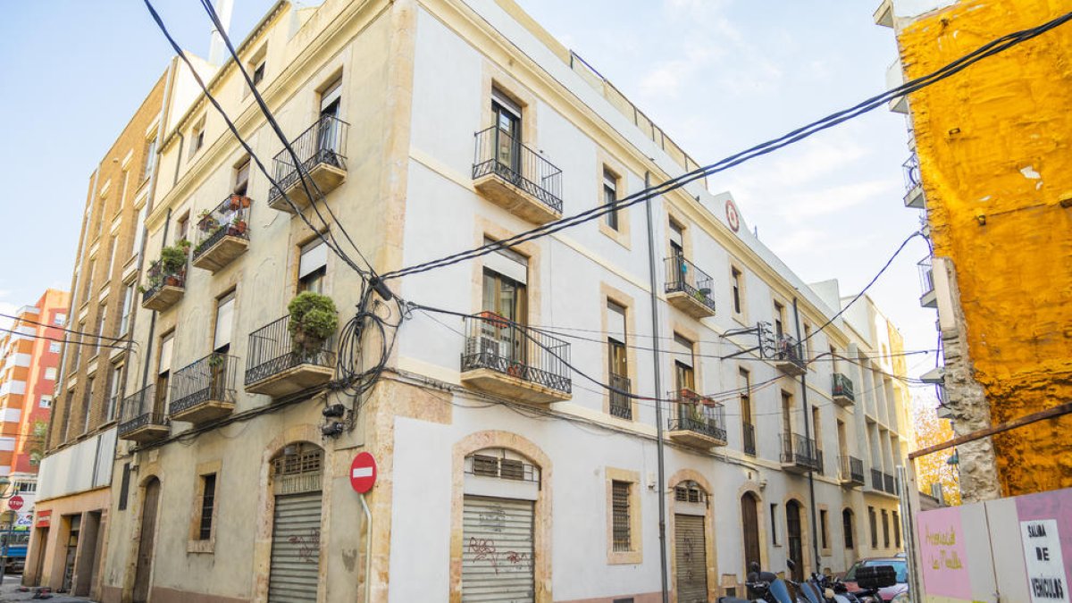 Casa Fontanals es troba al carrer Lleó, 3, a la Part Baixa de Tarragona.