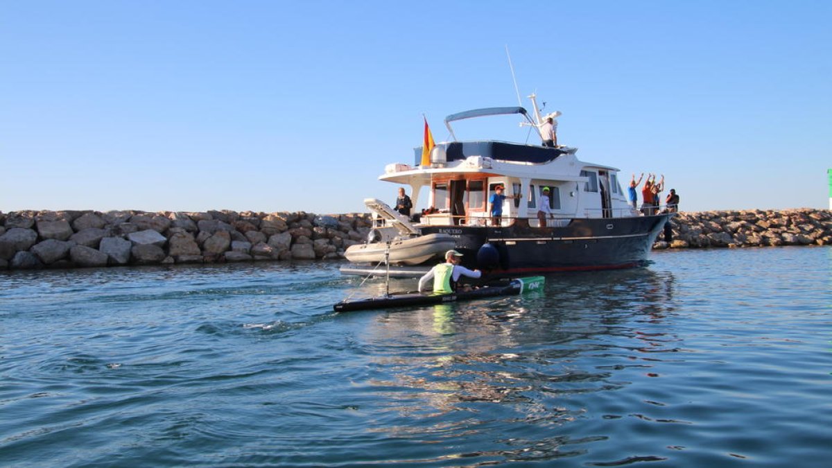 Els nou palistes del RC Nàutic de Tarragona inicien la travessa fins a Sóller en caiac de mar