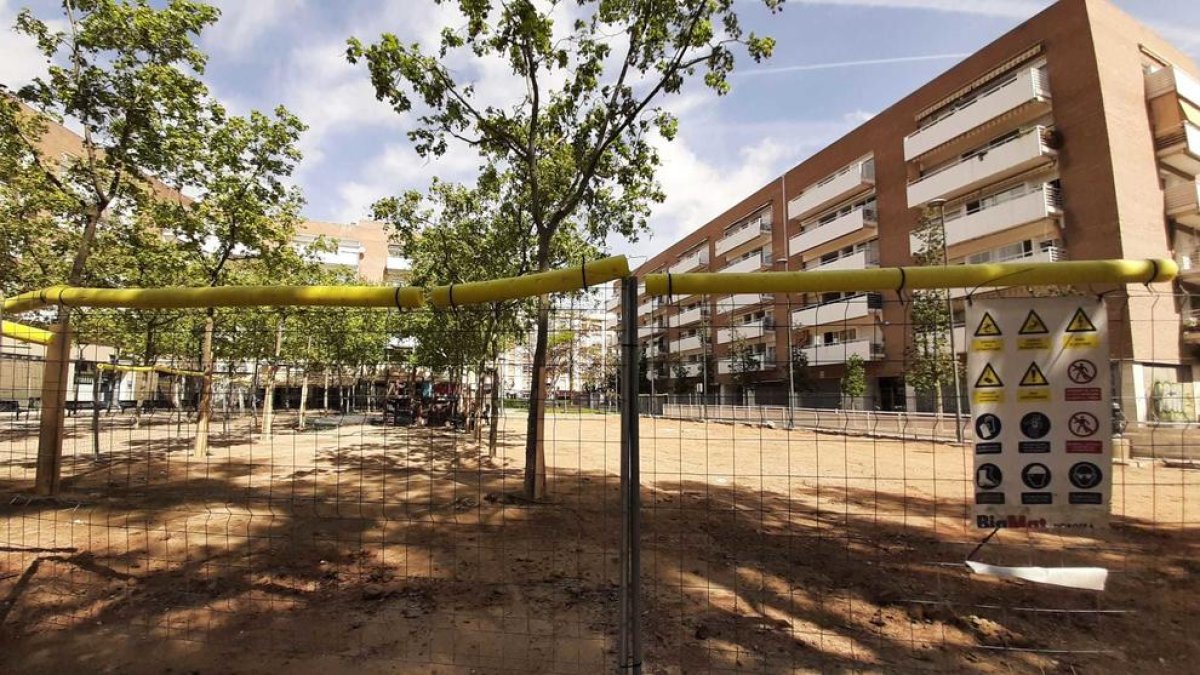 Dos vallas delimitan las obras en la plaza de Reus.