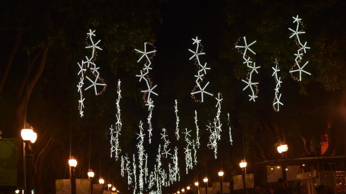 Imatge d'arxiu de la Rambla Nova de Tarragona amb els llums de Nadal enceses.