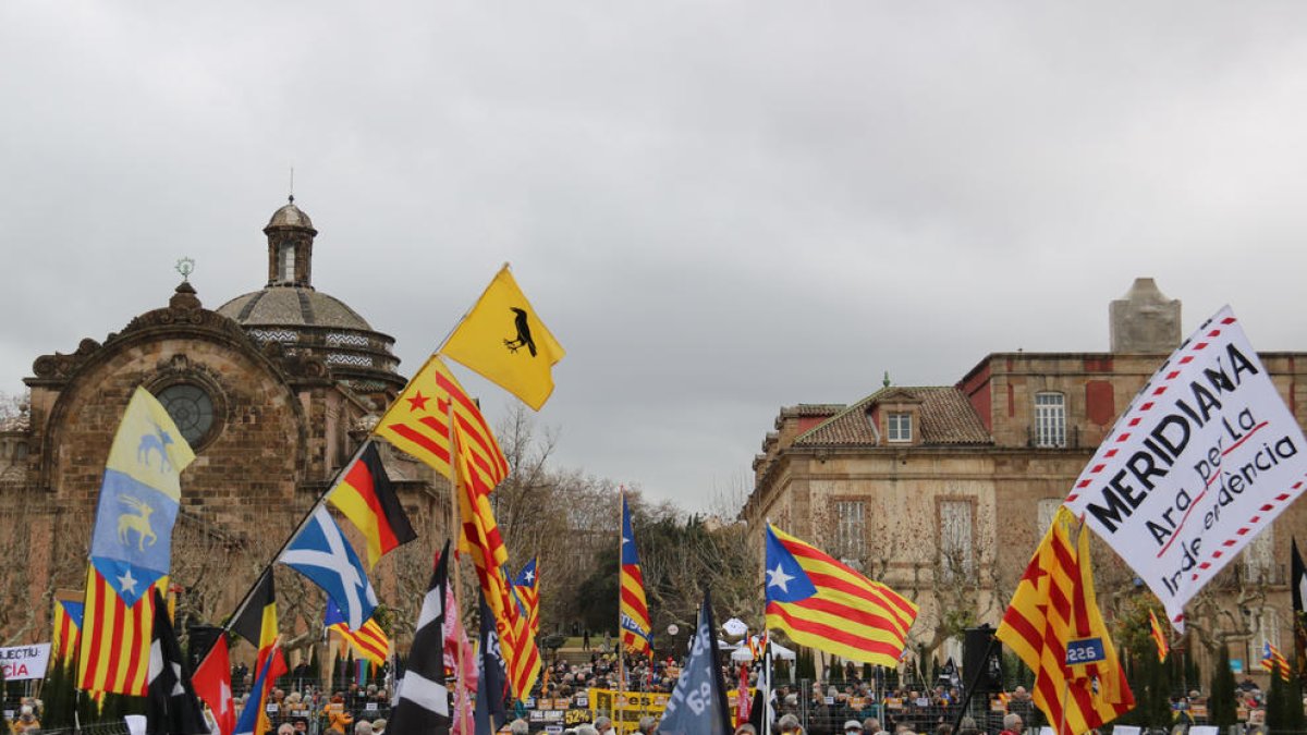 Manifestació davant del parlament per reclamar la independència.