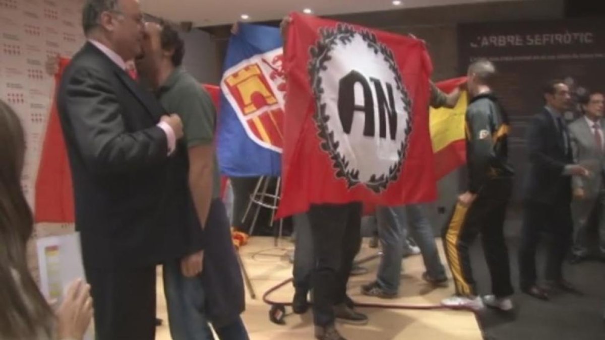 Captura del vídeo que recoge el asalto a la librería Blanquerna el año 2013.