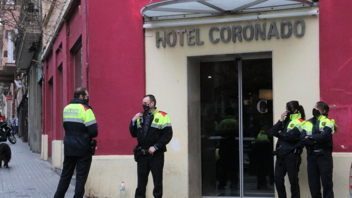 Varios agentes de los Mossos frente al Hotel Coronado