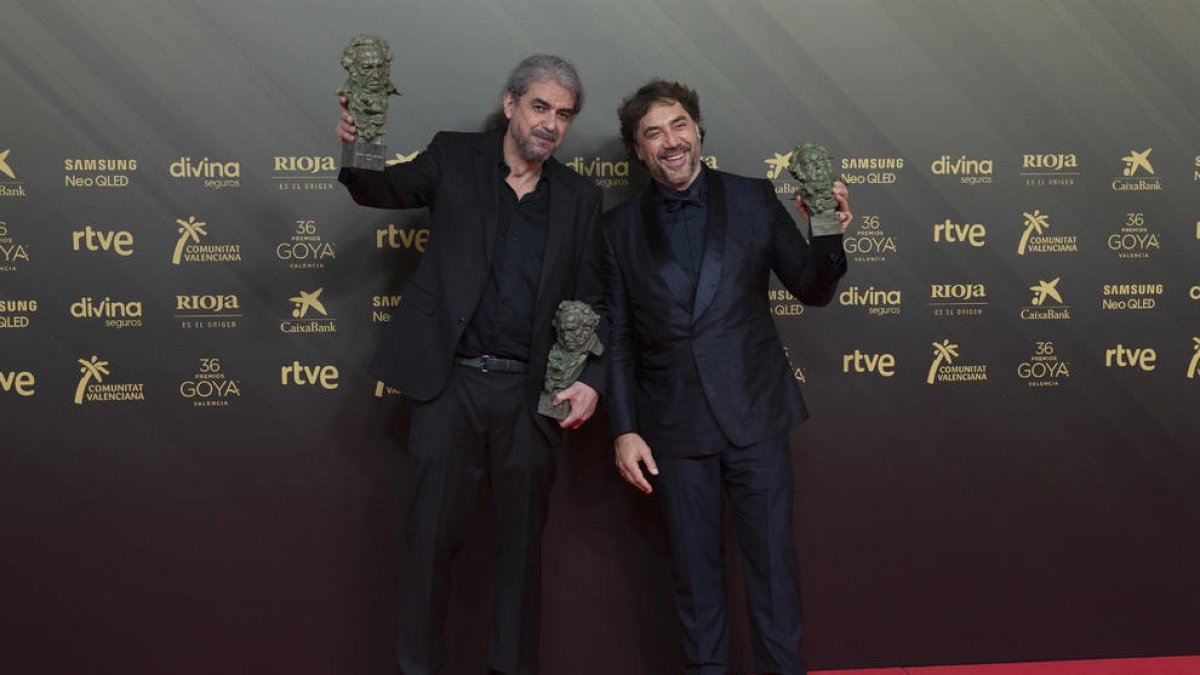 Fernando León de Aranoa y Javier Bardem levantan sus premios Goya por 'El buen patrón'