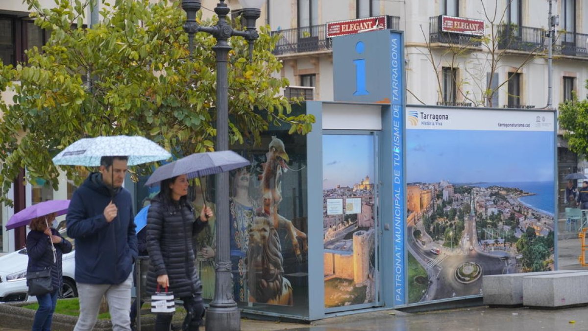 Imatge de l'Oficina de Turisme de la Rambla Nova de Tarragona, la qual romandrà oberta des d'avui fins a dilluns.