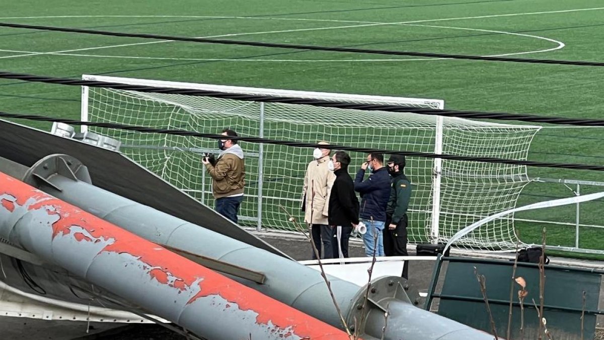 Los espectadores estaban presenciando el encuentro cuando la valle publicitaria cayó y, a su vez, derribó la torre de iluminación, ambas dentro del estadio.