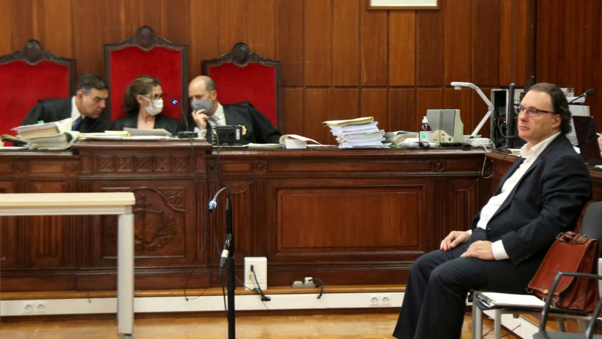 L'exalcalde de Torredembarra abans de l'inici de la vista a l'Audiència de Tarragona el passat dijous al matí.