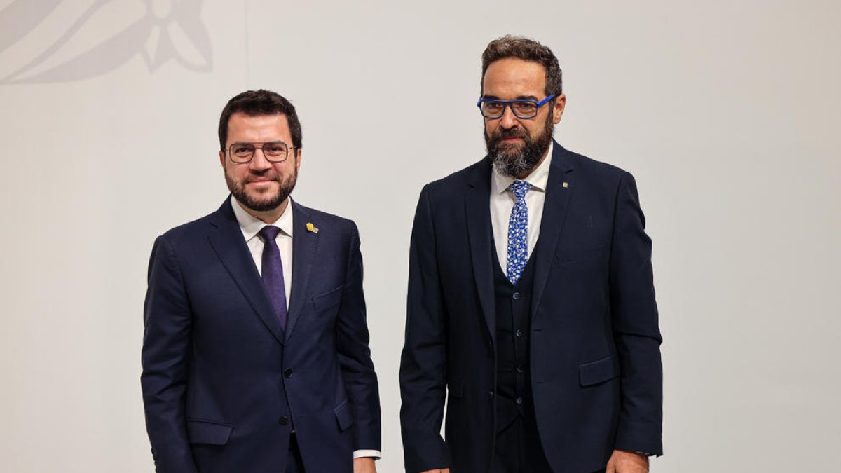 El presidente de la Generalitat, Pere Aragonès, junto al nuevo conseller de Territorio, Juli Fernández.