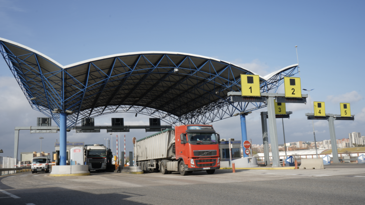 La gran cantidad de tráfico pesado y la intensidad del tráfico por el vial principal de entrada y salida de mercancía en camión, hacen necesaria la intervención.