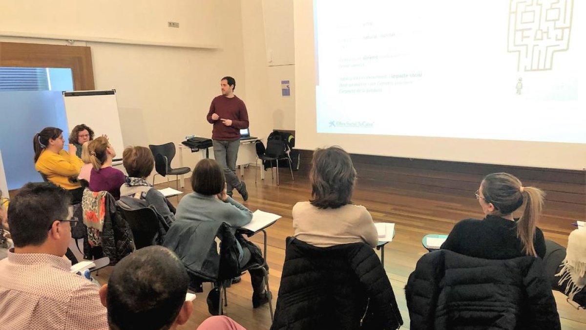 Imatge d'un taller adreçat a persones cuidadores a Reus.