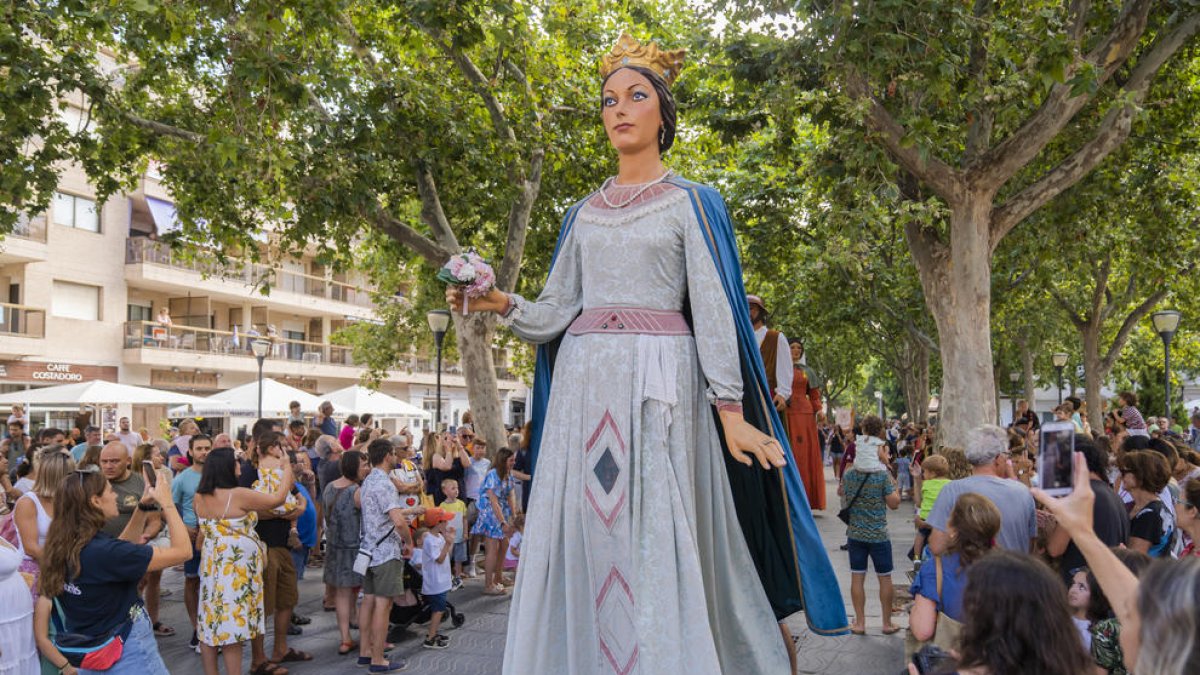 La ida a Oficio con el Séquito Festivo por las calles del Barrio del Puerto, ayer tarde.