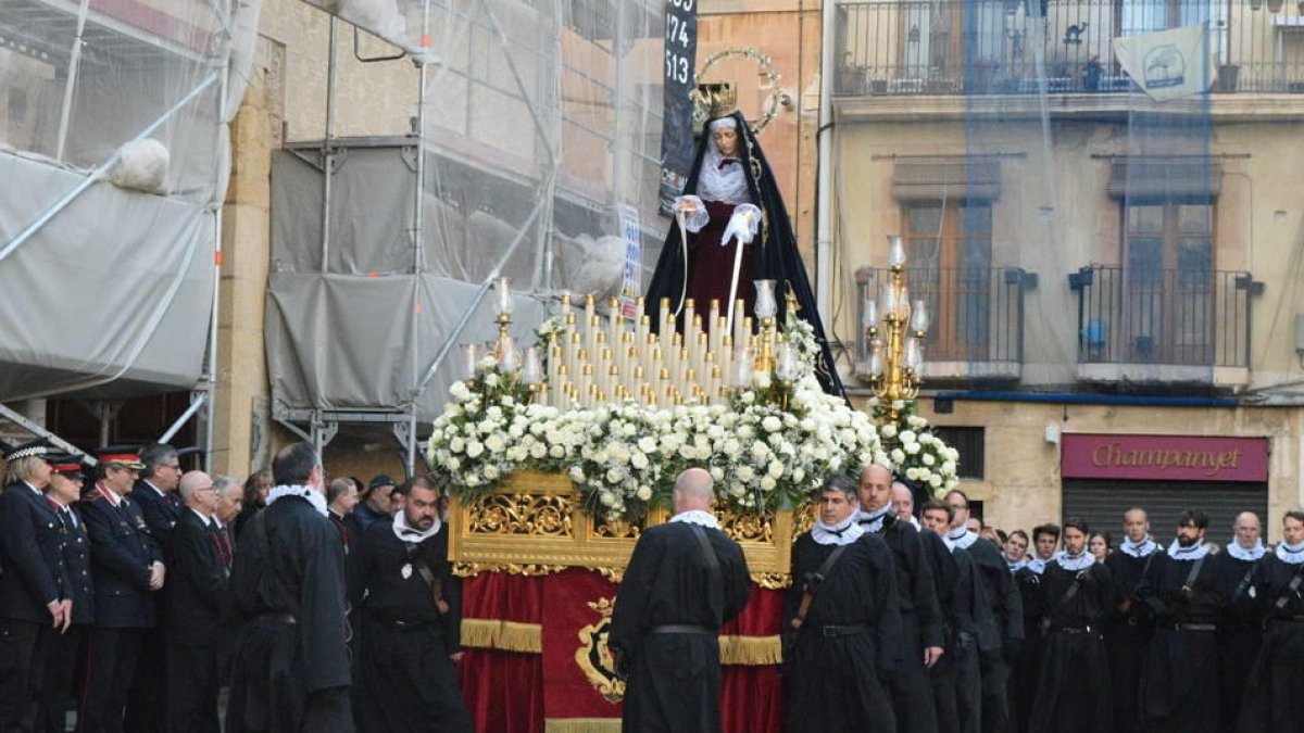 El pas de la Mare de Déu de la Soledat en la seva sortida a la Plaça del Rei, l'any 2017.