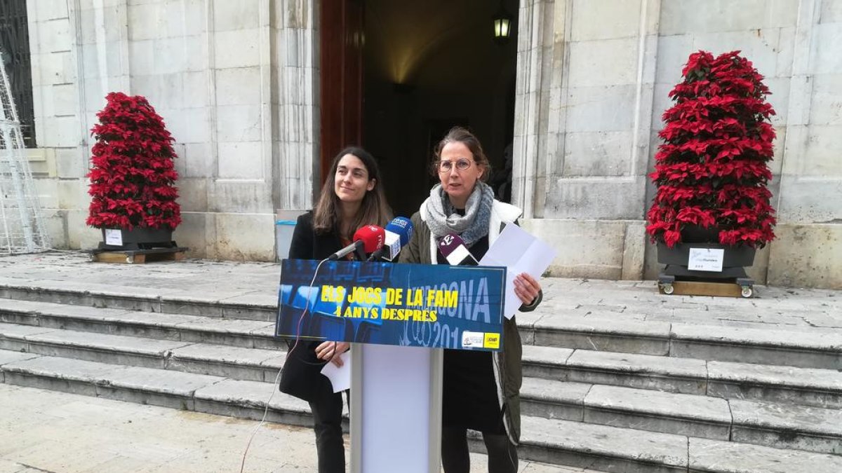 Eva Miguel i Inés Solé han parlat davant de l'Ajuntament.