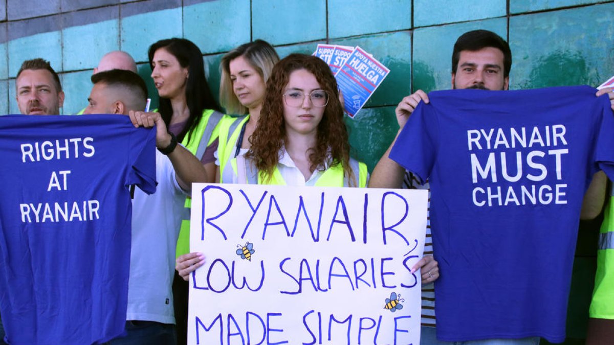 Una treballadora de cabina de Ryanair protesta contra els baixos salaris que els paga la companyia.