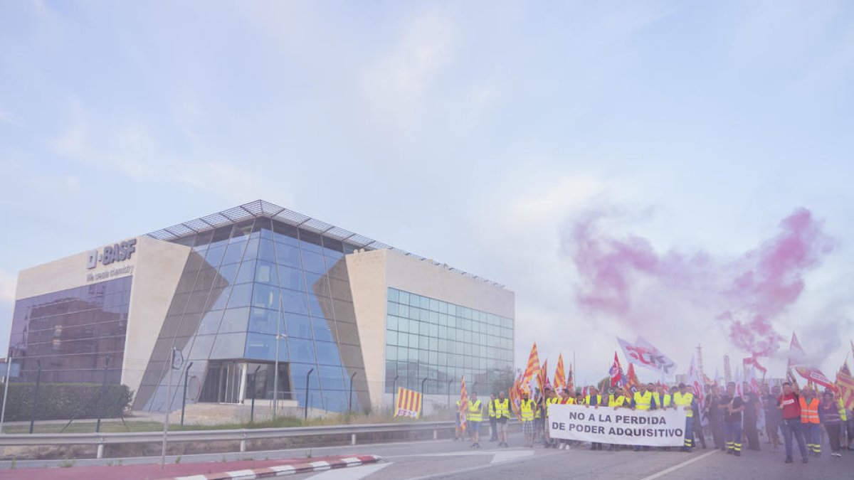 Imagen de archivo de una acción de protesta de los trabajadores de BASF en Tarragona.