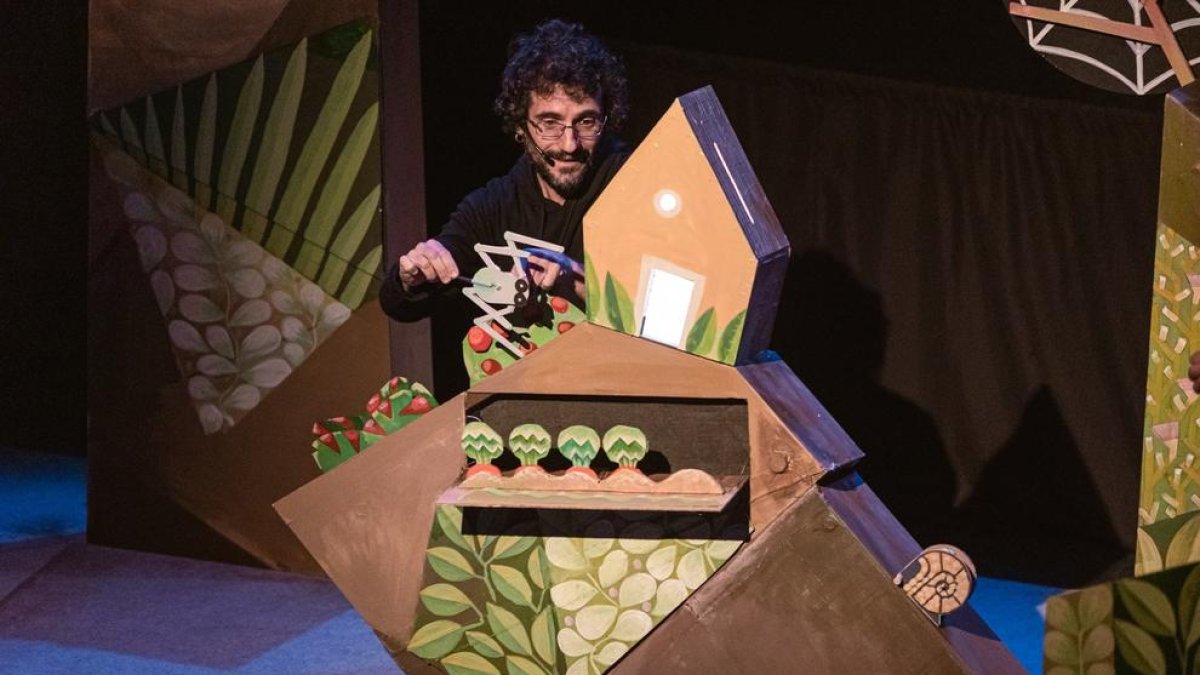 'Miranius', de la companyia De Paper, i 'Maure, el Dinosaure', de Teatre Nu.