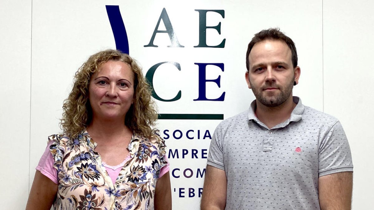 La presidenta del AECE, Maria José Fernández, y el nuevo vicepresidente del Montsià, Carles Gil.