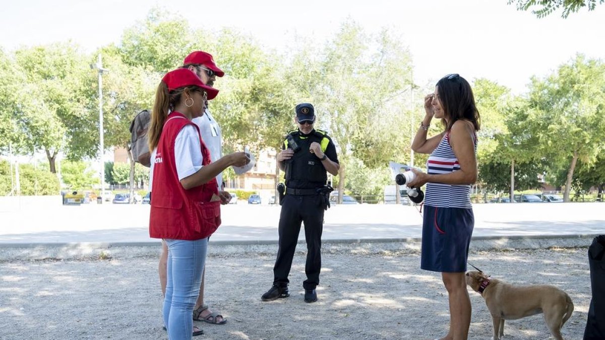 Educadors ambientals i agents de la Guàrdia Urbana de Tarragona durant la campanys de sensabilització de propietaris d'animals domèstics i mascotes.