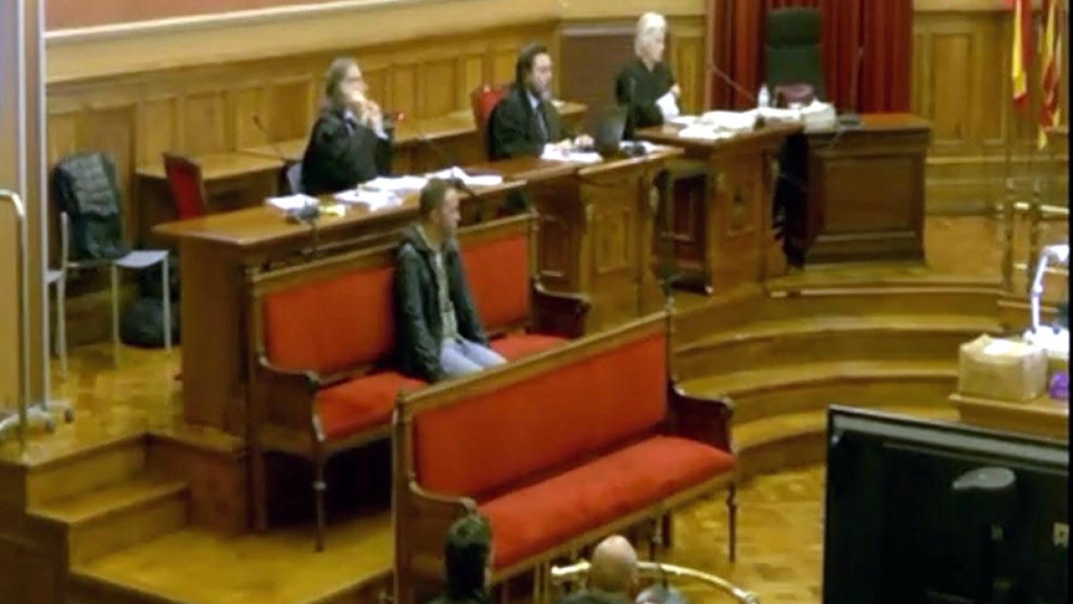 Imatge extreta del video de l'acusat del crim de Janet Jumillas, assegut al banc dels acusats.