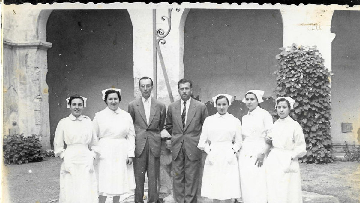 Primera promoción del Escuela de Enfermeras de la Iglesia del Hospital de San Pablo y Santa Tecla (1953-1954).