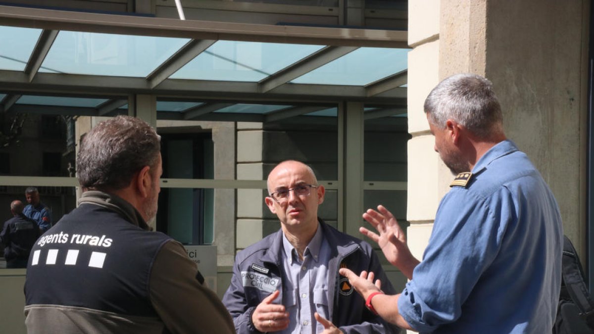 Representantes de los Bomberos, de los Agentes Rurales y Protección Civil comentan la preparación del plan Infocat.